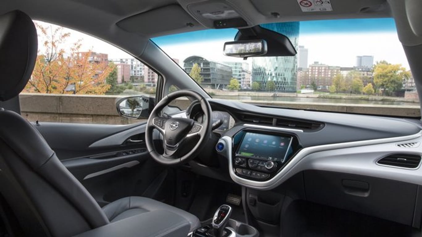 Auch innen wird’s elektrisch: Der Rückspiegel im Innenraum vom Opel Ampera-E lässt sich von konventioneller Arbeitsweise auf Kamerabild umschalten.