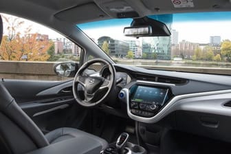Auch innen wird’s elektrisch: Der Rückspiegel im Innenraum vom Opel Ampera-E lässt sich von konventioneller Arbeitsweise auf Kamerabild umschalten.