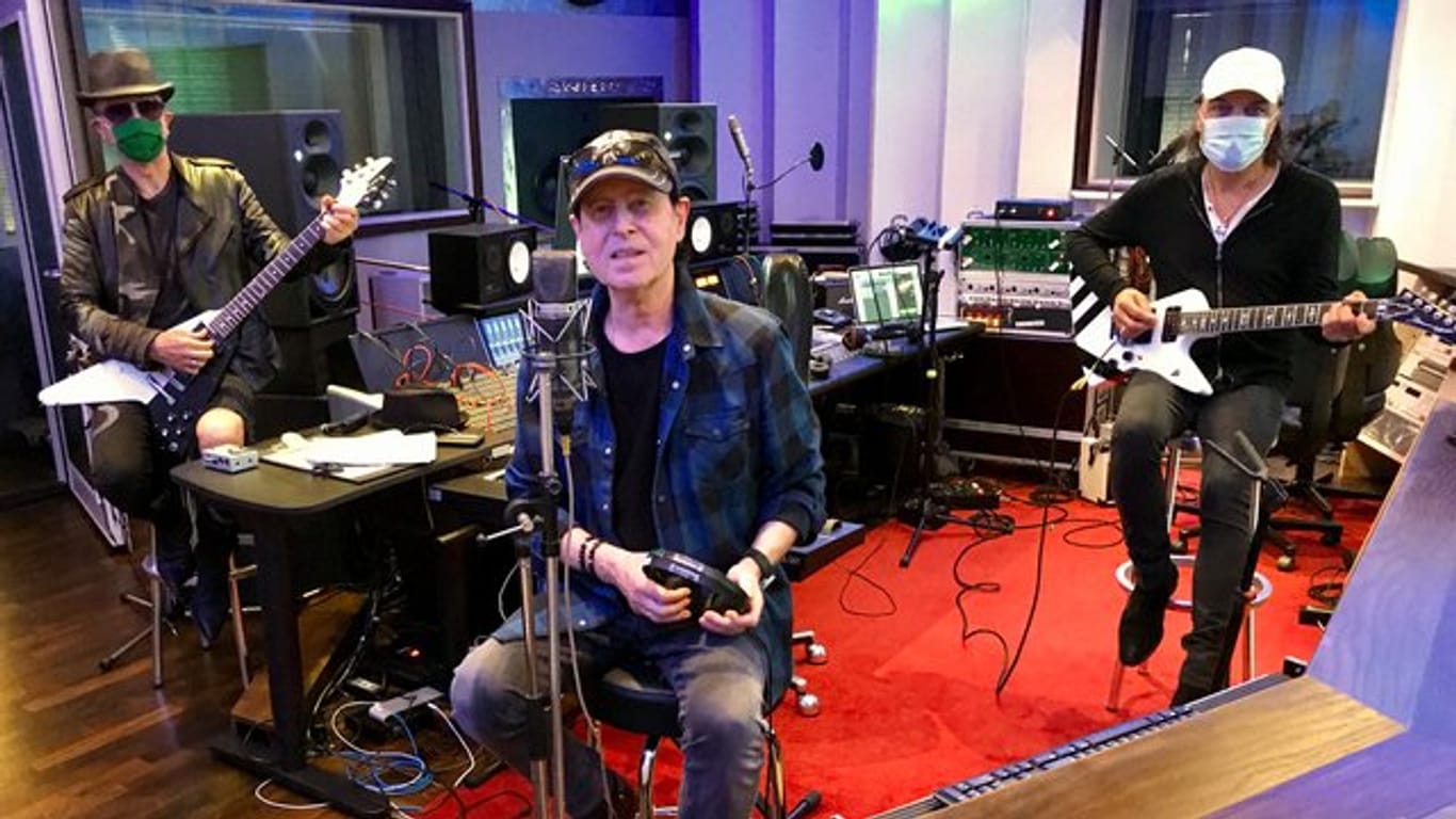 Die Mitglieder der Rockband Scorpions: Rudolf Schenker, Klaus Meine und Matthias Jabs (l-r), arbeiten in den Peppermint Park Studios an einem neuen Album.