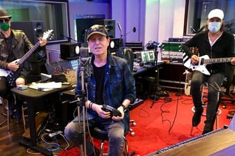 Die Mitglieder der Rockband Scorpions: Rudolf Schenker, Klaus Meine und Matthias Jabs (l-r), arbeiten in den Peppermint Park Studios an einem neuen Album.