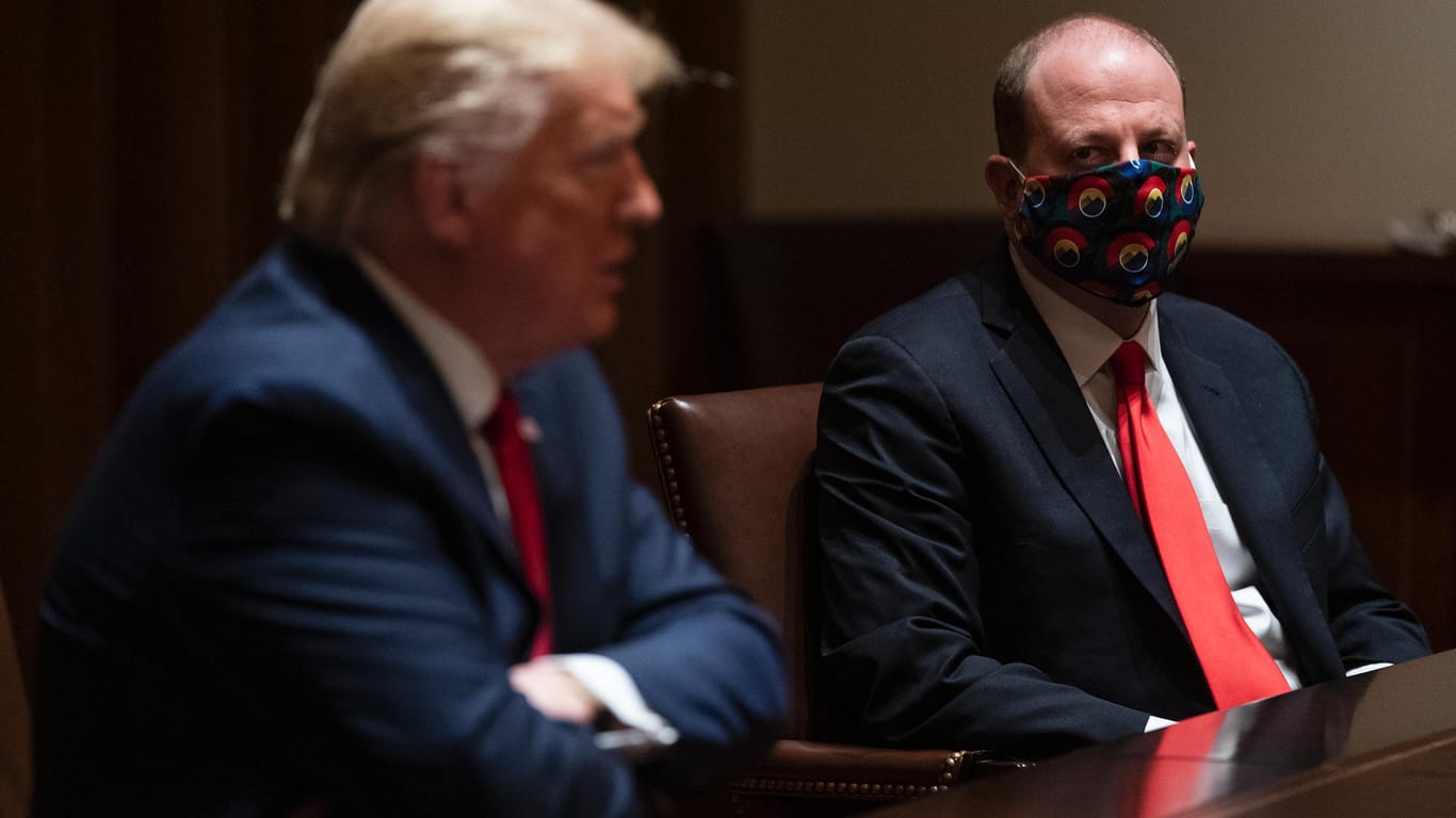 Donald Trump im Weißen Haus mit Colorado-Gouveneur Jared Polis: Lieber Desinfektionsmittel trinken als Maske aufsetzen.