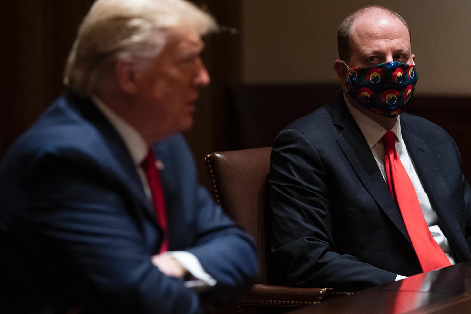 Donald Trump im Weißen Haus mit Colorado-Gouveneur Jared Polis: Lieber Desinfektionsmittel trinken als Maske aufsetzen.