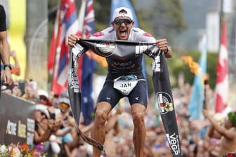 Jan Frodeno aus Deutschland jubelt 2019 nach dem Triathlon-Sieg auf Hawaii.