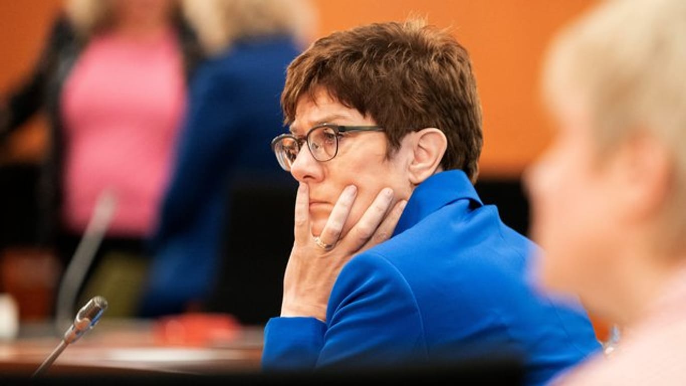 Annegret Kramp-Karrenbauer nimmt an einer Kabinettssitzung teil