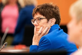 Annegret Kramp-Karrenbauer nimmt an einer Kabinettssitzung teil