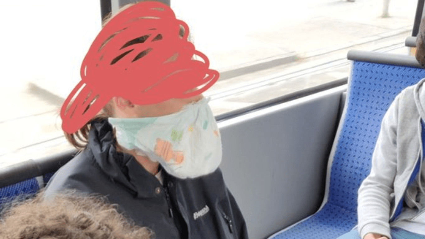 Eine Frau in einer Tram in München trägt eine Windel am Mund: Dieser Schnappschuss wurde bei der Social-Media-App Jodel hochgeladen.