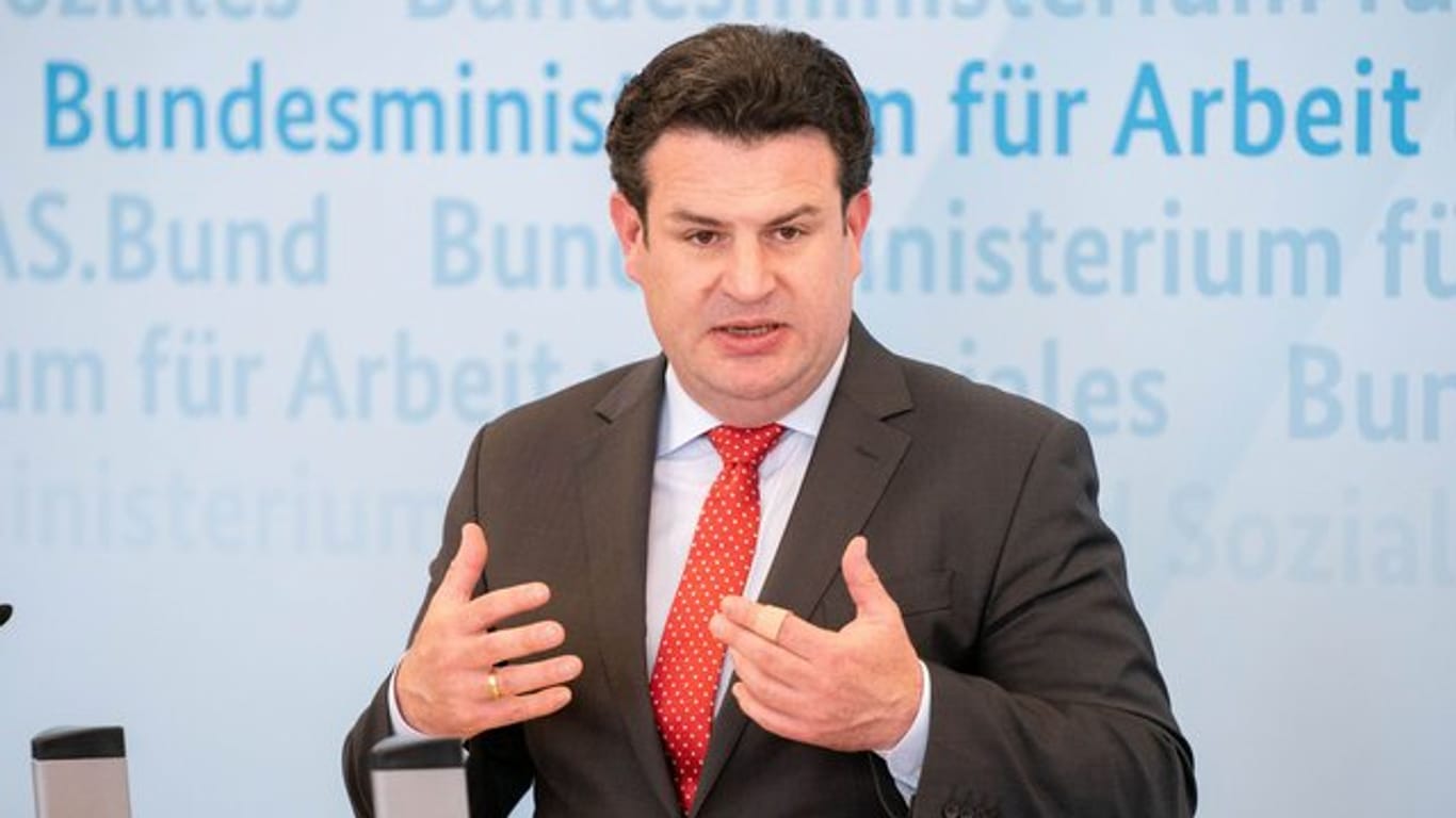 Hubertus Heil (SPD), Bundesminister für Arbeit und Soziales, gibt eine Pressekonferenz in seinem Ministerium.