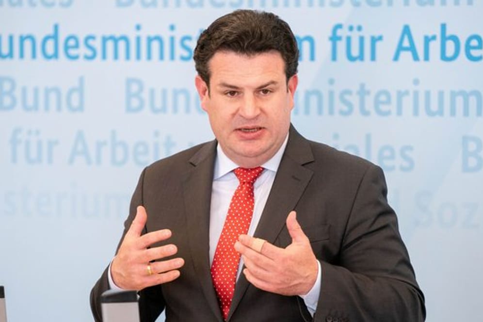 Hubertus Heil (SPD), Bundesminister für Arbeit und Soziales, gibt eine Pressekonferenz in seinem Ministerium.