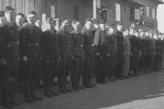 Georgier in Diensten der Wehrmacht: 1945 kam es auf der niederländischen Insel Texel zu einem blutigen Aufstand. Dieses Foto entstand im Juni nach dem Ende der Rebellion.