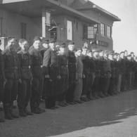 Georgier in Diensten der Wehrmacht: 1945 kam es auf der niederländischen Insel Texel zu einem blutigen Aufstand. Dieses Foto entstand im Juni nach dem Ende der Rebellion.