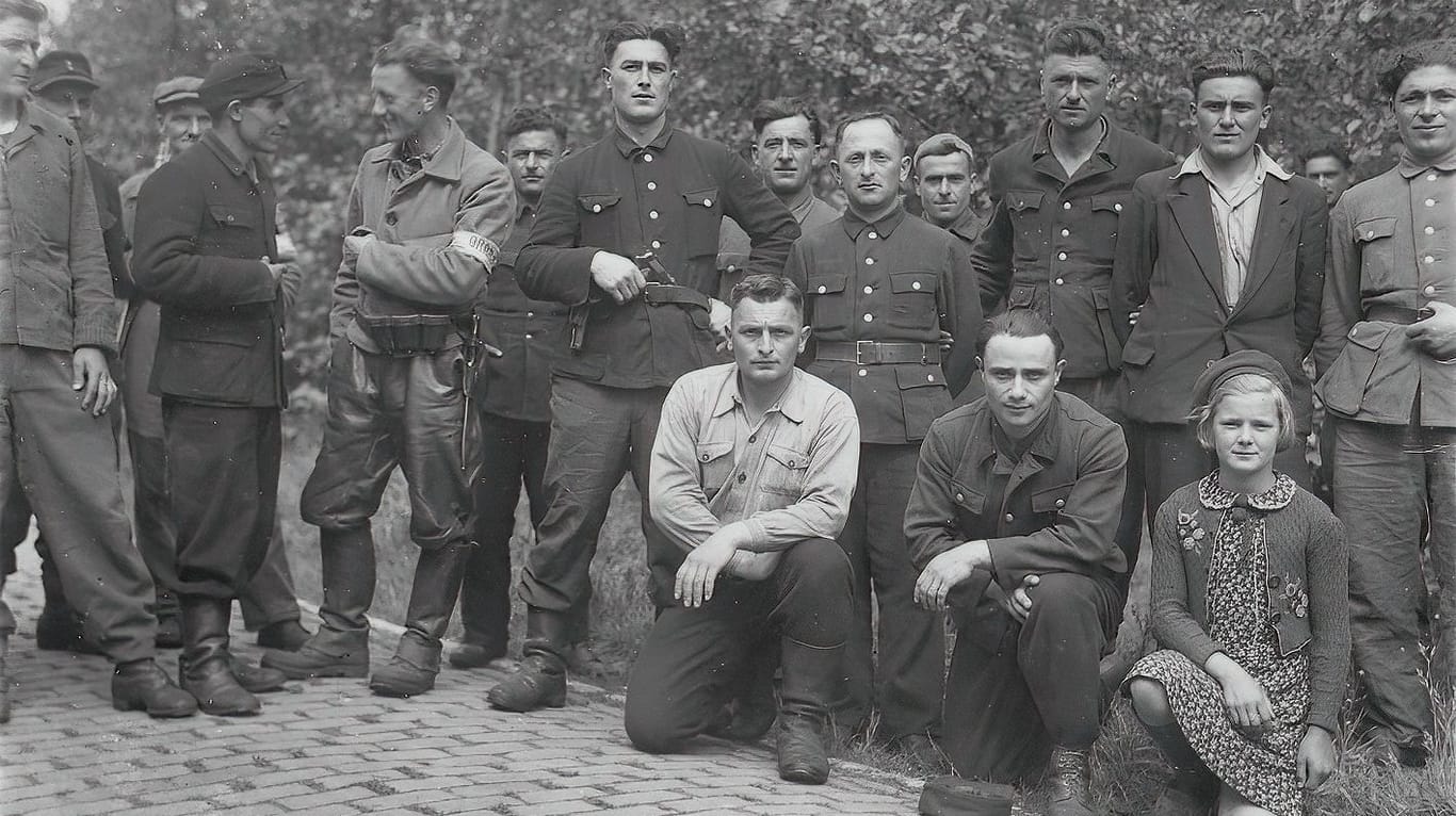 Georgier und Niederländer im Juni 1945: Um den furchtbaren Bedingungen in deutschen Kriegsgefangenenlagern zu entgehen, hatten manche Georgier sich zur "Georgischen Legion" gemeldet.