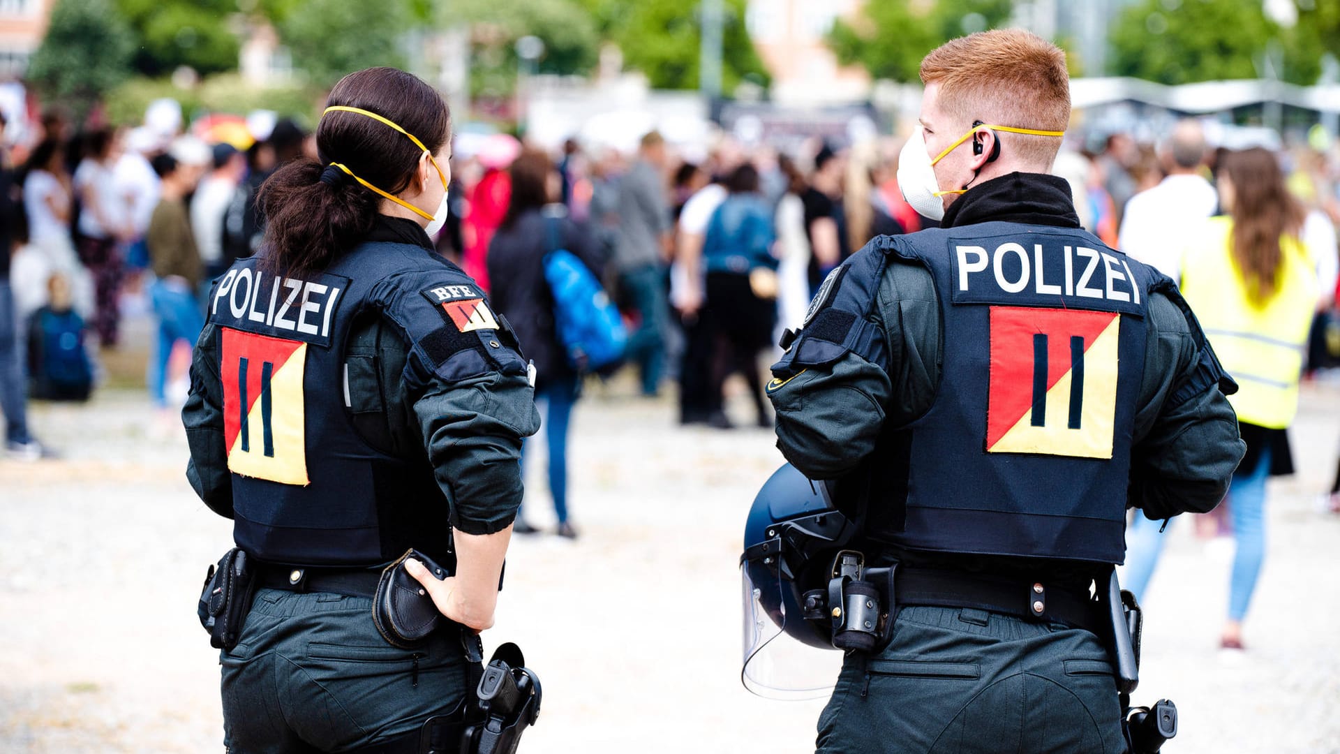 Polizeibeamte stehen am Rand der "Querdenken"-Demo auf dem Cannstatter Wasen: Die Stadt hat strenge Regeln für die nächste Demo festgelegt.