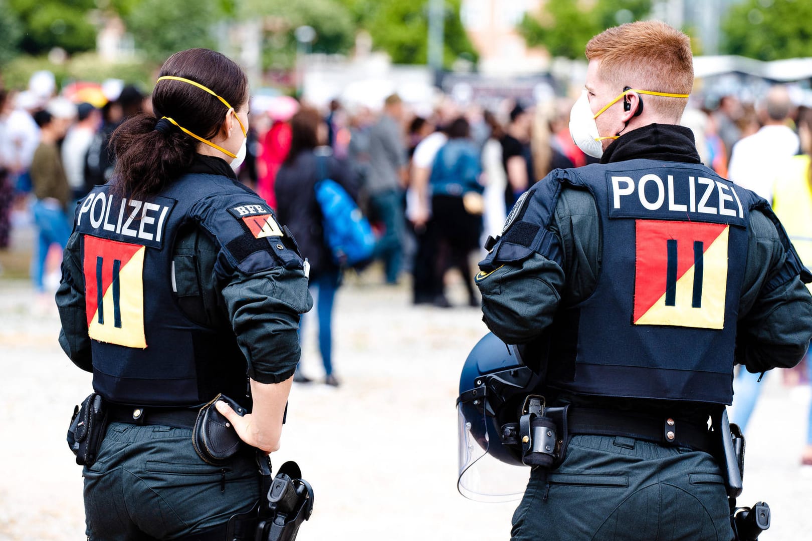 Polizeibeamte stehen am Rand der "Querdenken"-Demo auf dem Cannstatter Wasen: Die Stadt hat strenge Regeln für die nächste Demo festgelegt.