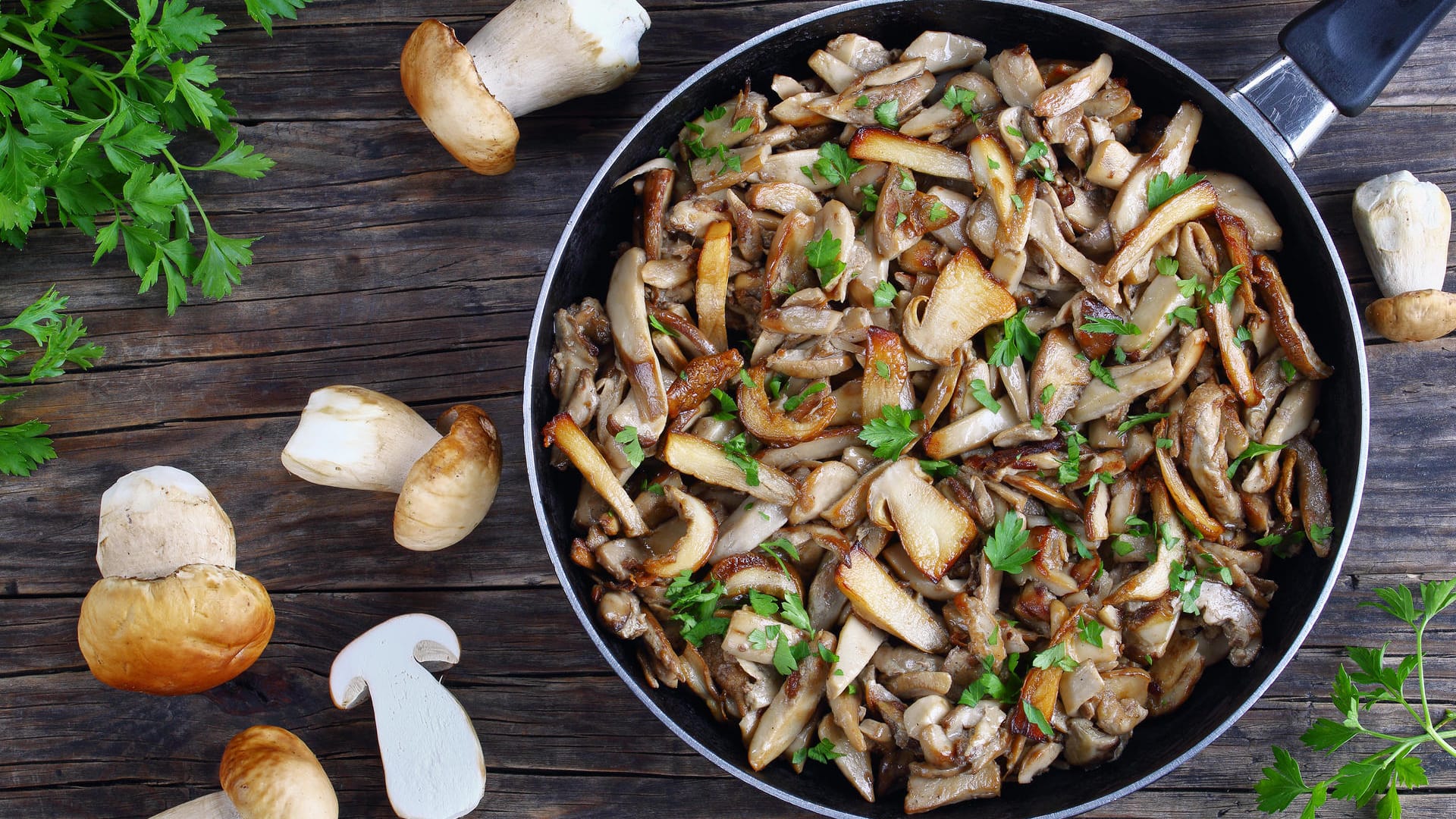 Pilze braten: Bevor Champignons in die Pfanne gegeben werden, sollte diese die richtige Temperatur haben.