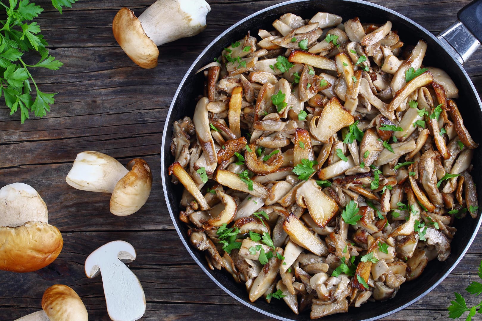 Pilze braten: Bevor Champignons in die Pfanne gegeben werden, sollte diese die richtige Temperatur haben.