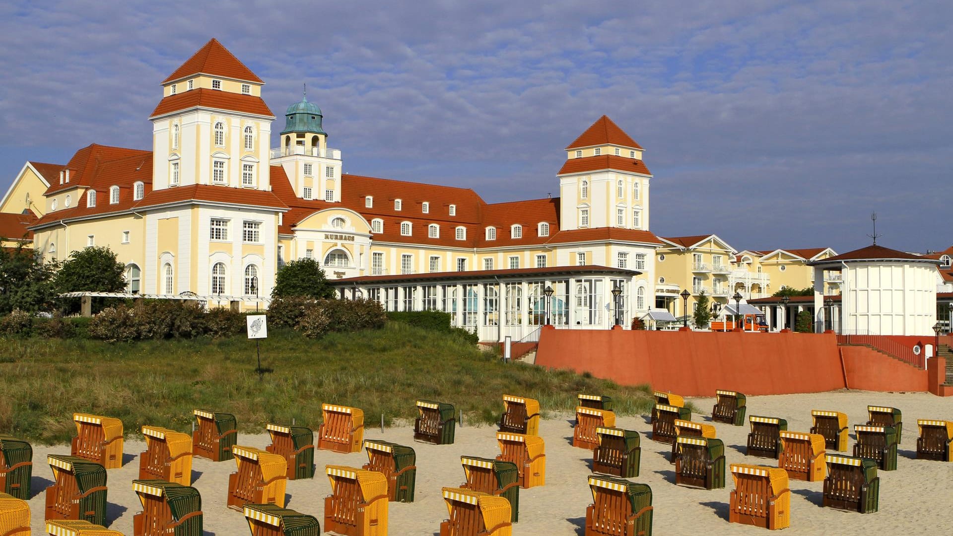 Das Kurhaus Binz auf Rügen: Wenn die Behörden touristische Aufenthalte in der Ferienregion wieder verbieten, muss das Hotel die Buchungen in der Regel stornieren.