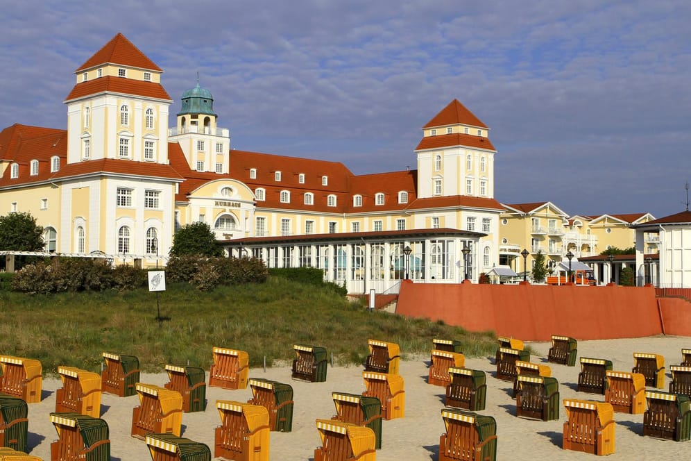 Das Kurhaus Binz auf Rügen: Wenn die Behörden touristische Aufenthalte in der Ferienregion wieder verbieten, muss das Hotel die Buchungen in der Regel stornieren.
