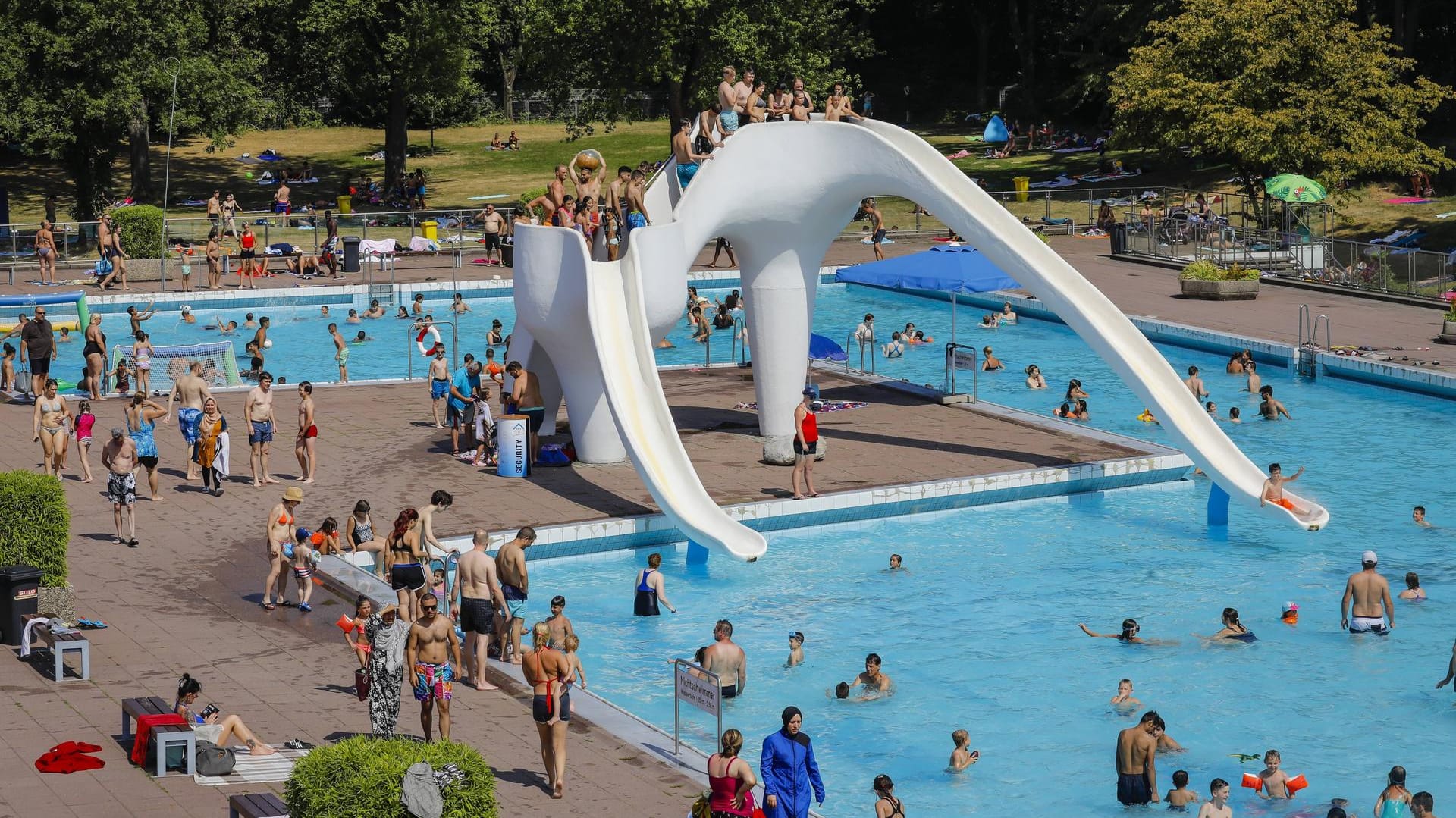 Besucher im Grugabad in Essen: Bald soll das Freibad ganzjährig genutzt werden können.