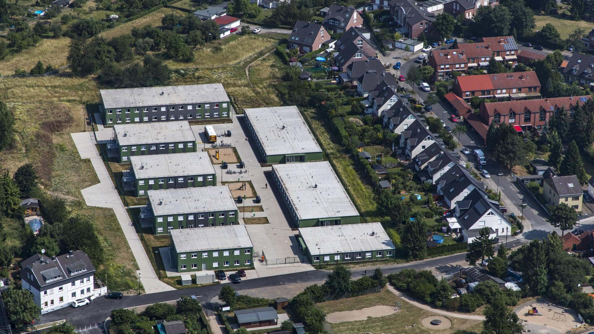 Eine Unterkunft für Geflüchtete in Düsseldorf aus der Luft (Symbolbild): Studenten helfen bei der Versorgung der Bewohner. Eine Unterkunft für Geflüchtete in Düsseldorf aus der Luft (Symbolbild): Studenten helfen bei der Versorgung der Bewohner.