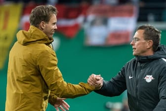 Ralf Rangnick (re.): Der Funktionär will Julian Nagelsmann (li.). als Trainer zum AC Mailand locken.