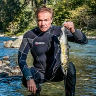 Hannes Jaenicke am Campbell River auf Vancouver Island in Kanada mit einem toten Lachs: Immer mehr Buckellachse sterben hier bevor sie ihre Laichgründe erreichen können.