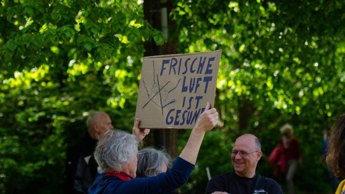 Ein Demonstrant in Flensburg hält ein Transparent mit der Aufschrift "Frische Luft ist gesund": In ganz Deutschland protestieren Menschen gegen die Corona-Maßnahmen.