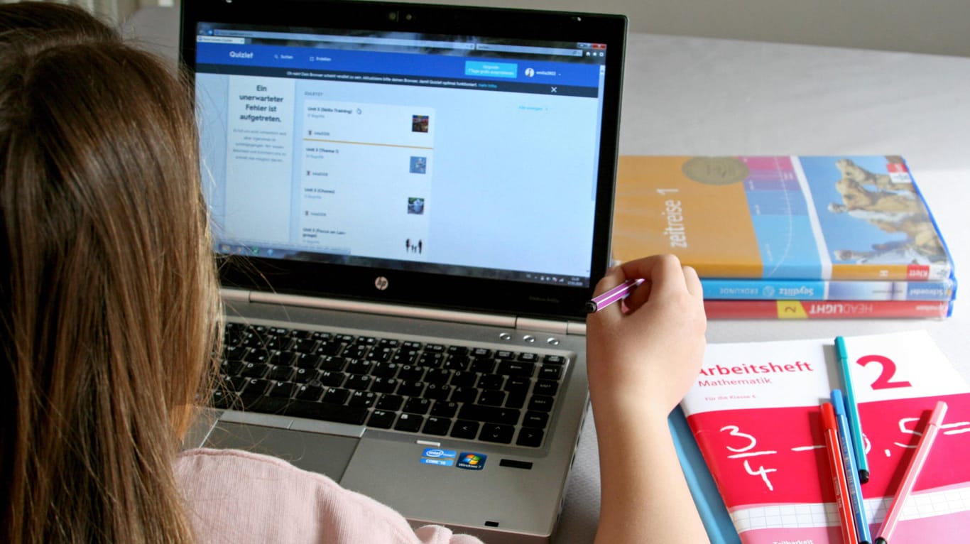 Eine Schülerin lernt Zuhause: Kinder arbeiten in der Corona-Krise vermehrt mit dem Laptop.