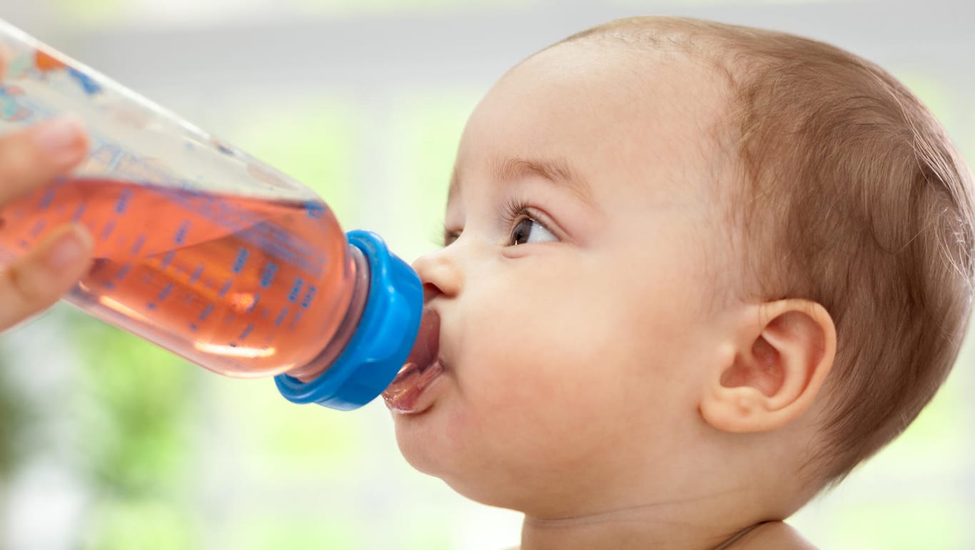 Kindertees: Gezuckerte Getränke können die Gefahr von Karies und Übergewicht erhöhen.