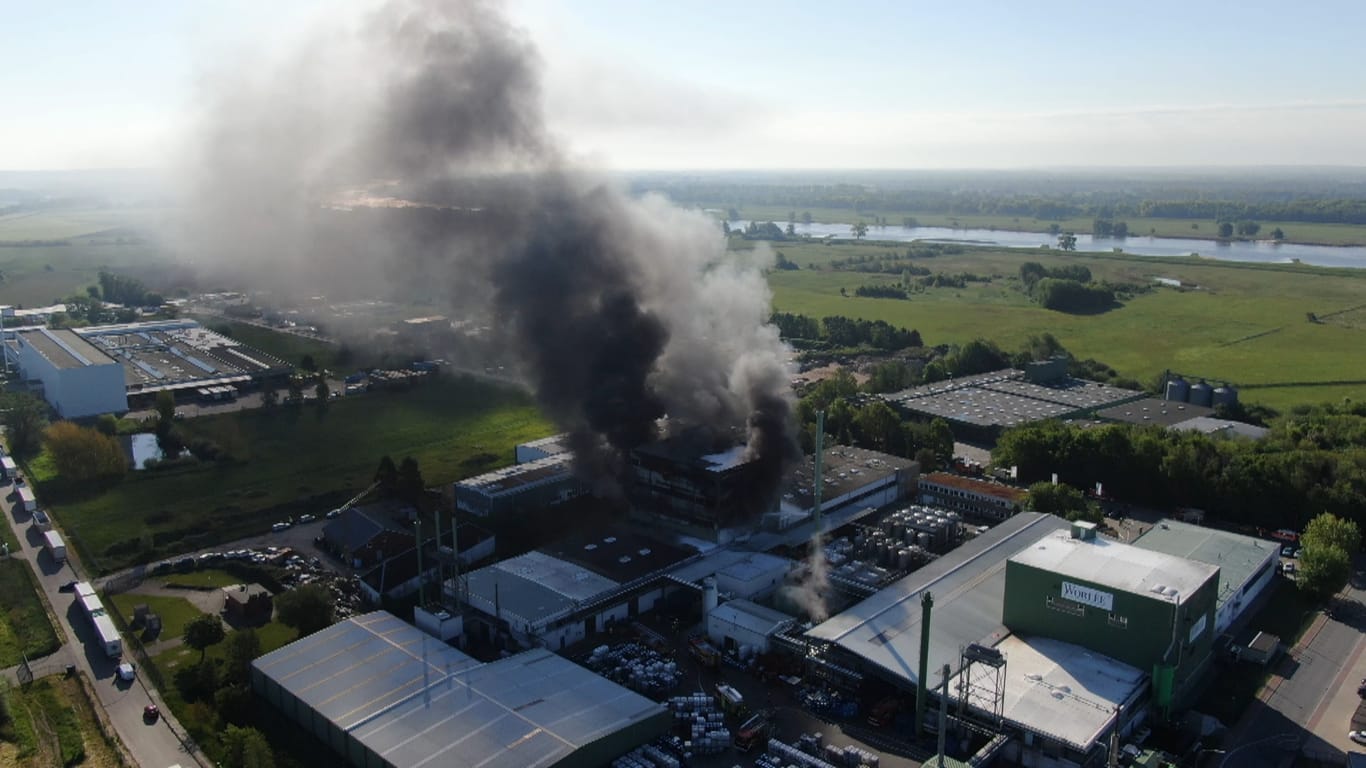Großbrand in Lauenburg: Einsatzkräfte der Feuerwehr kämpfen gegen die Flammen in der Chemiefabrik.
