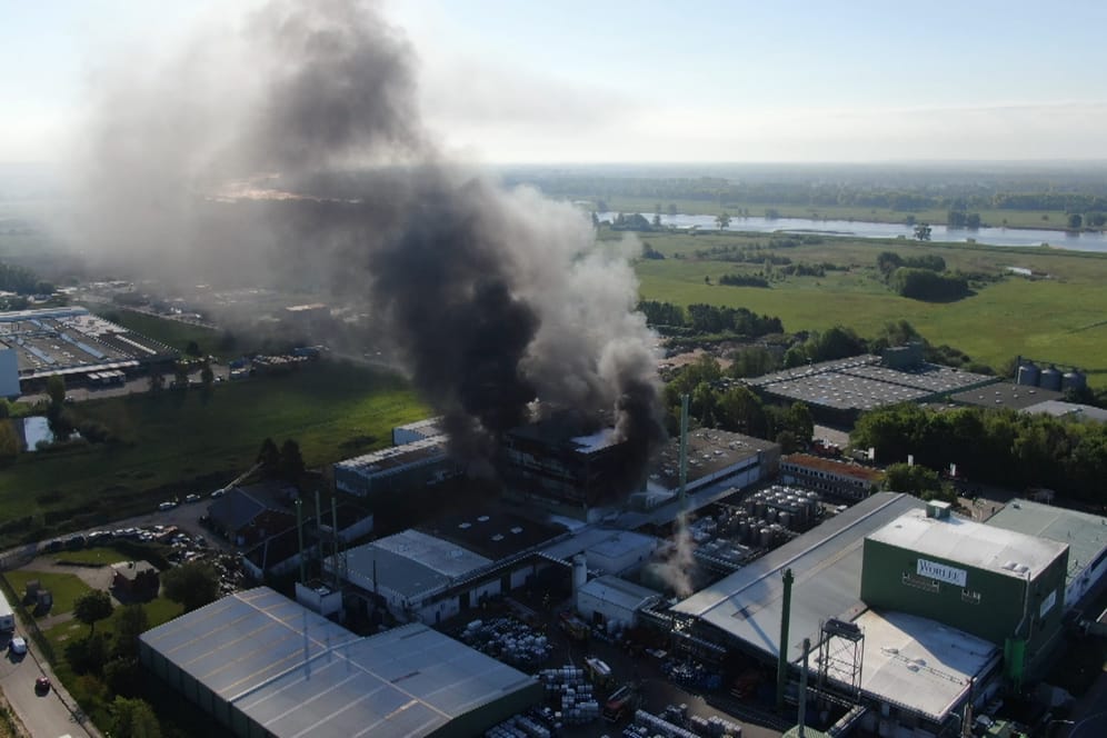 Großbrand in Lauenburg: Einsatzkräfte der Feuerwehr kämpfen gegen die Flammen in der Chemiefabrik.