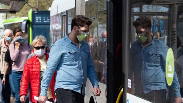 Wer Bus und Bahn fährt oder einkauft, muss eine Mund-Nasenmaske tragen. Wer Bus und Bahn fährt oder einkauft, muss eine Mund-Nasenmaske tragen.