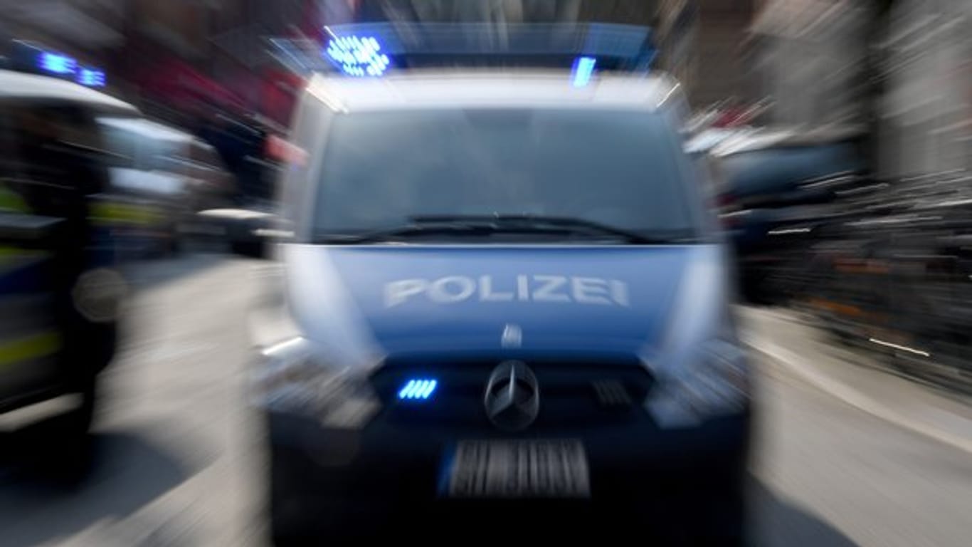 Ein Polizeiwagen mit eingeschaltetem Blaulicht (Symbolbild): In Hamburg wurde ein Mann mit einem Messer angegriffen.