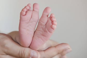 Babyfüßchen eines Neugeborenen: Mehr als Hundert Babys warten in der Ukraine auf ihre Eltern.