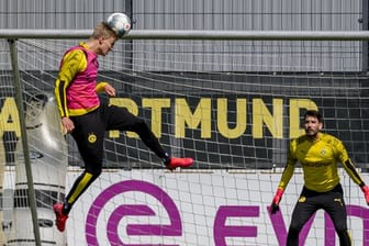 BVB-Stürmer Erling Haaland und Torwart Roman Bürki beim Training.