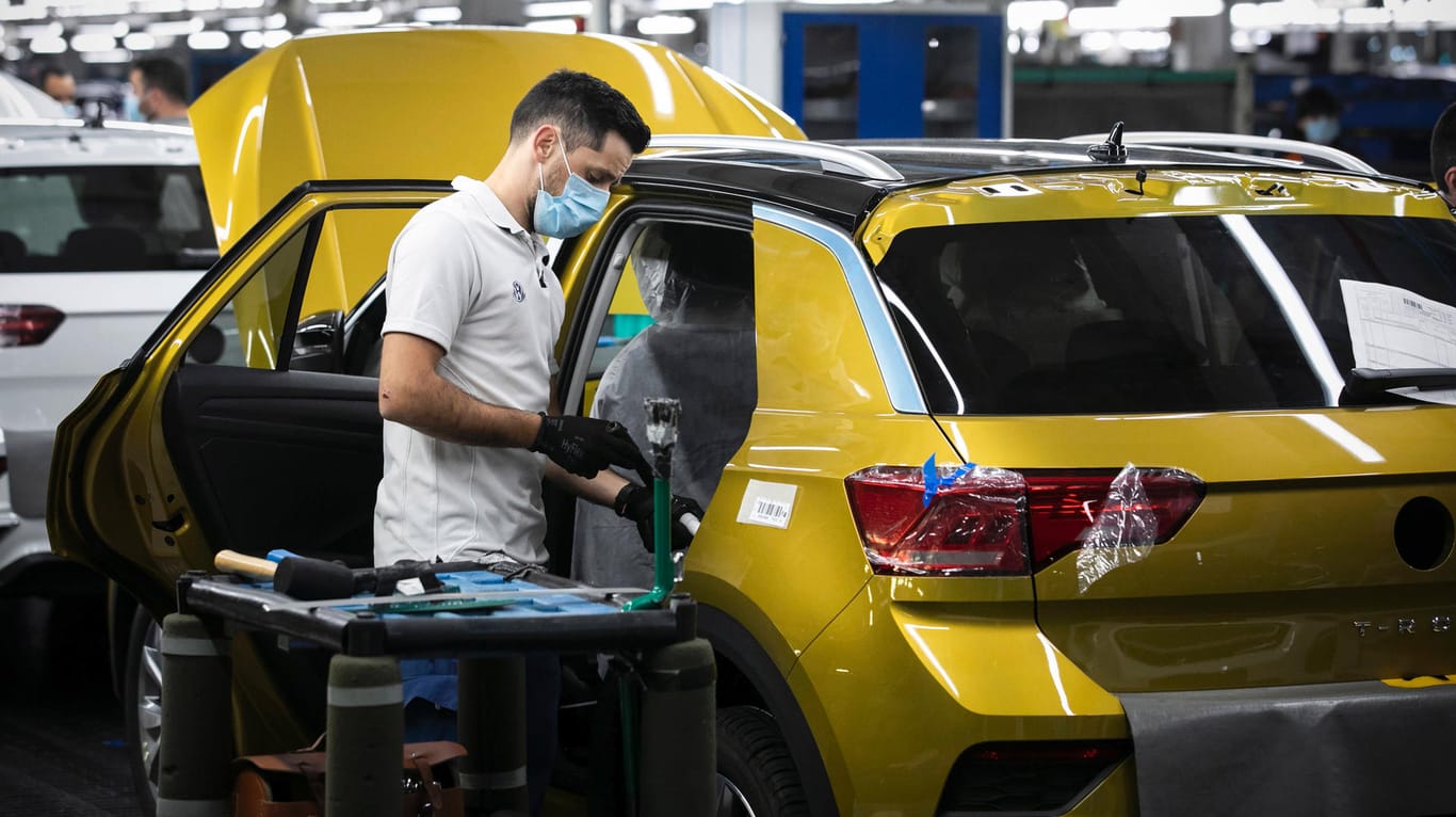 Eine VW-Fabrik in Portugal: Die Autohersteller leiden unter der Corona-Krise.