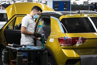 Eine VW-Fabrik in Portugal: Die Autohersteller leiden unter der Corona-Krise.