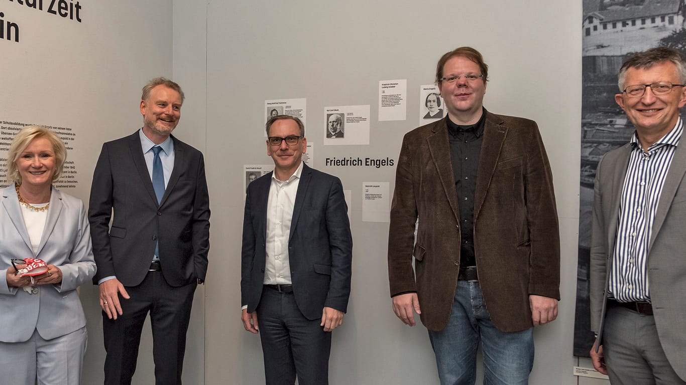 Heike Ising-Alms, Dr. Lars Bluma, Andreas Mucke, Christoph Grote und Matthias Nocke (v.l.): Die Sonderausstellung zu Ehren Friedrich Engels wurde eröffnet.