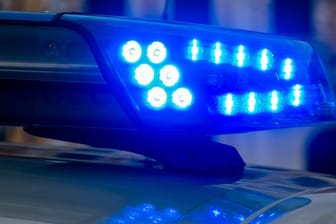 Ein Blaulicht der Polizei: 31 Jahre nach dem Mord an einer jungen Mutter im Sauerland ist der mutmaßliche Täter in Griechenland entdeckt worden.