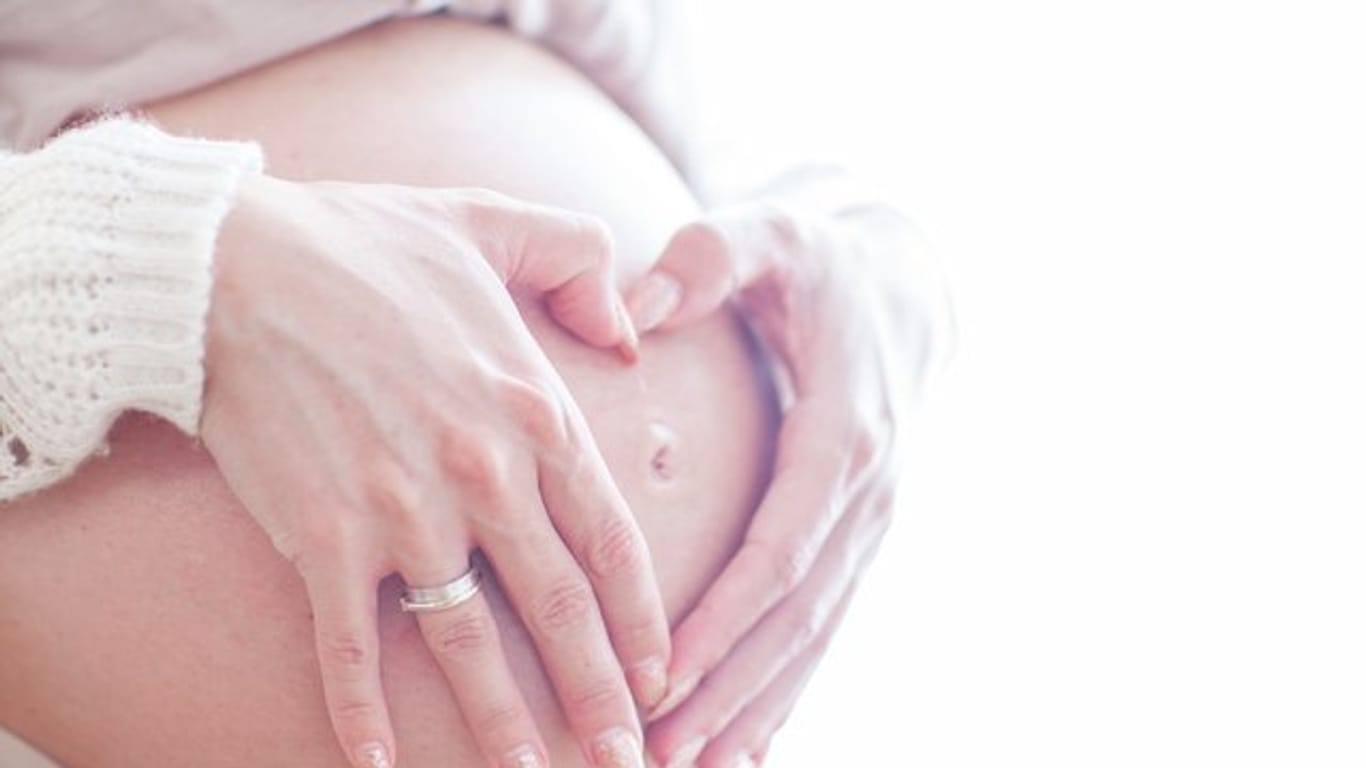 Schwangeren wird künftig empfohlen, sich zu Beginn des dritten Trimesters gegen Keuchhusten impfen zu lassen.