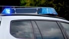 Blaulicht der Polizei: Ein Mann wird in Niederbayern verdächtigt, seine Kinder getötet zu haben.
