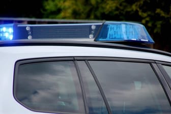 Blaulicht der Polizei: Ein Mann wird in Niederbayern verdächtigt, seine Kinder getötet zu haben.