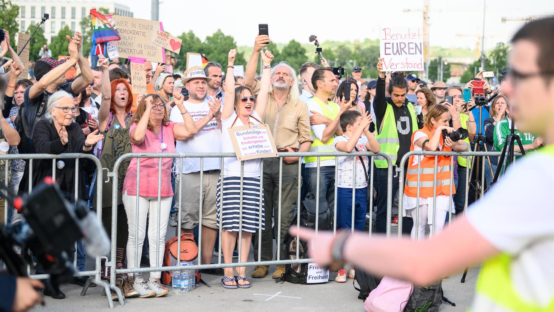 Teilnehmer einer Demonstration gegen Corona-Maßnahmen: Viele Politiker zeigen sich ob der Entwicklungen besorgt.