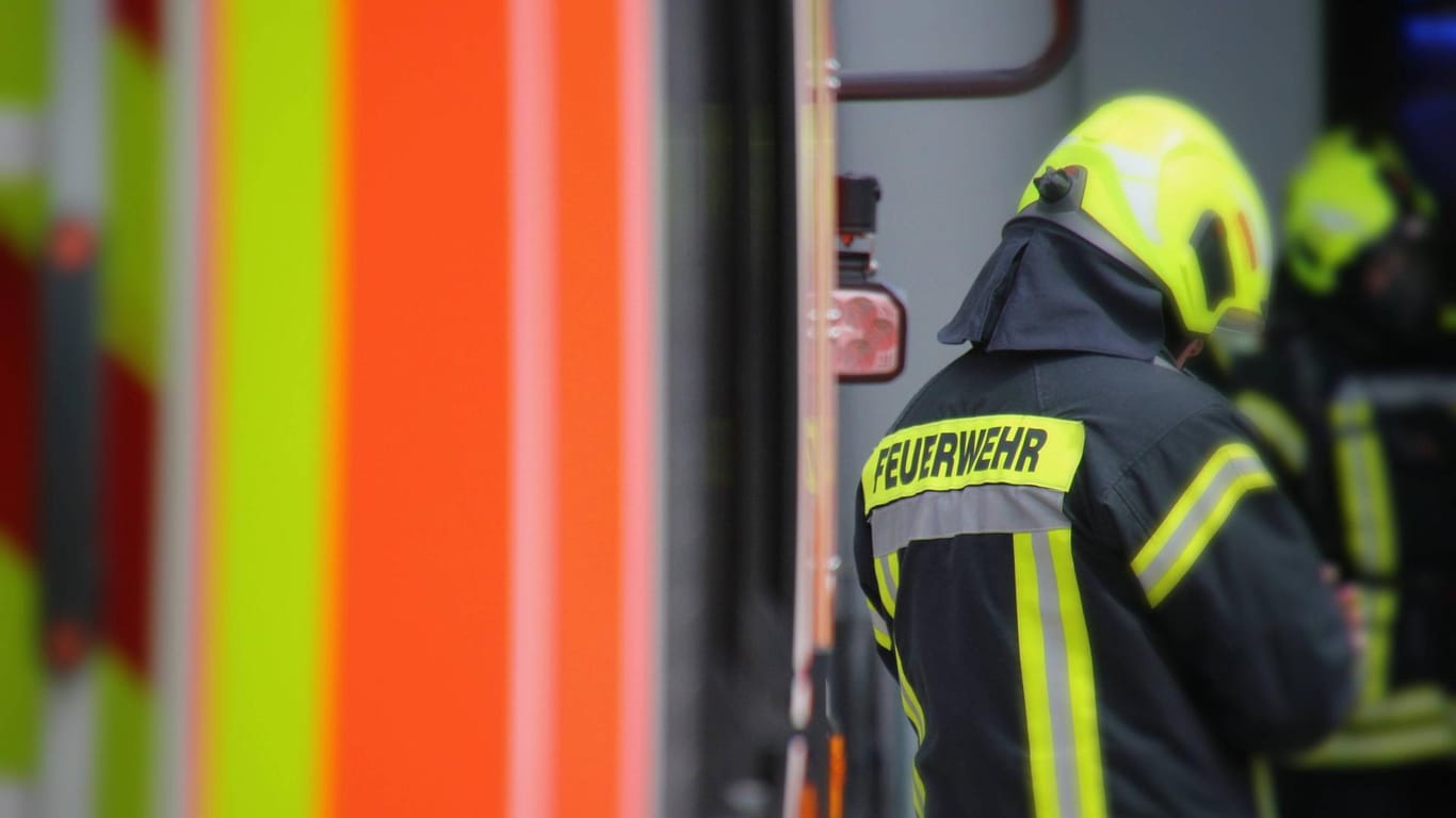 Ein Feuerwehrmann an einem Einsatzwagen: In Karlsruhe könnte eine Evakuierung notwendig sein.