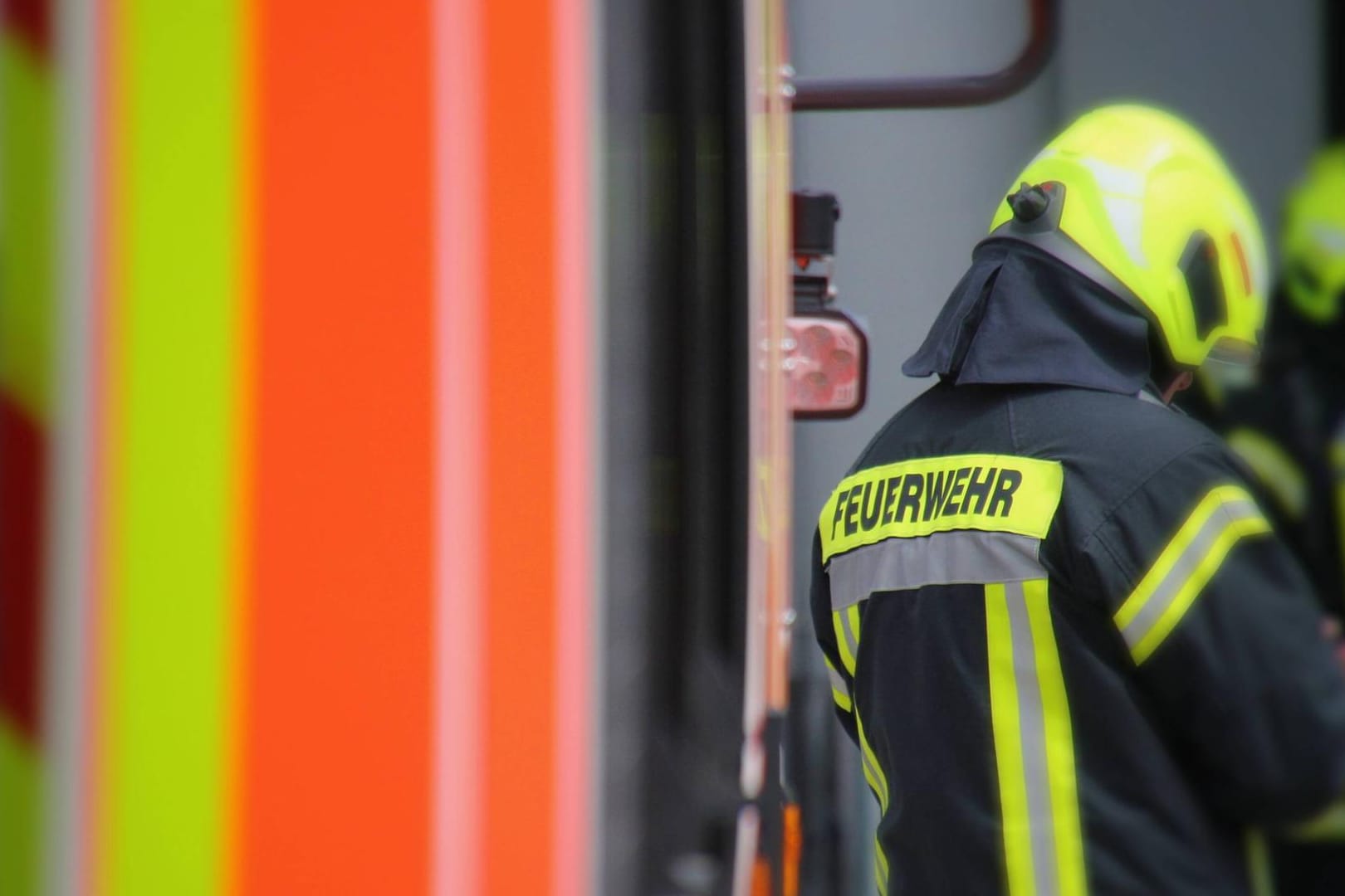 Ein Feuerwehrmann an einem Einsatzwagen: In Karlsruhe könnte eine Evakuierung notwendig sein.