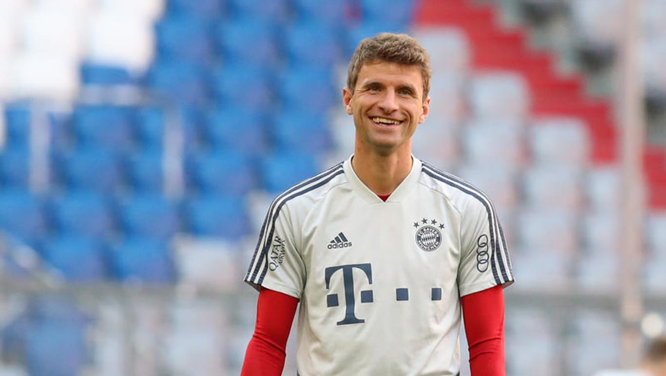 Bayerns Thomas Müller: Den Ball im Blick, leere Sitzplätze im Rücken.