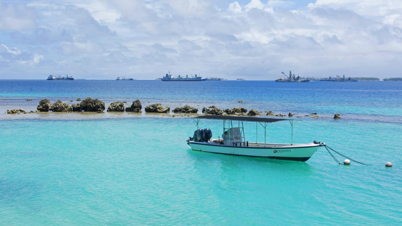 Ein Boot liegt vor der Küste der Marshallinseln: Die Suchaktionen von Kräften der Marshallinseln und der USA blieben erfolglos (Symbolbild).