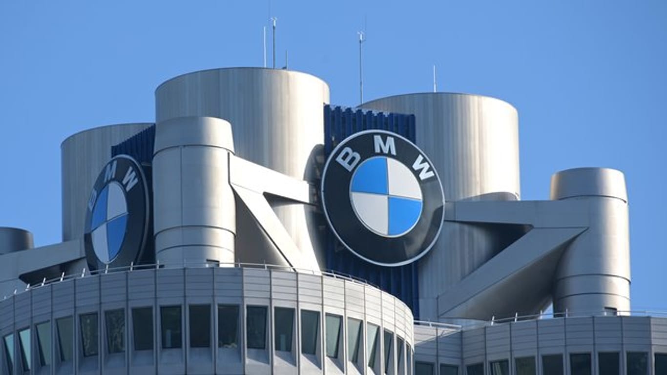 Das BMW-Logo ist am Firmensitz in München zu sehen