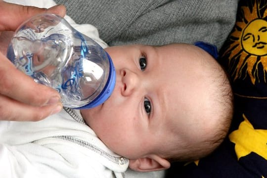 In Baby- und Kleinkindertees soll Zucker künftig verboten sein.