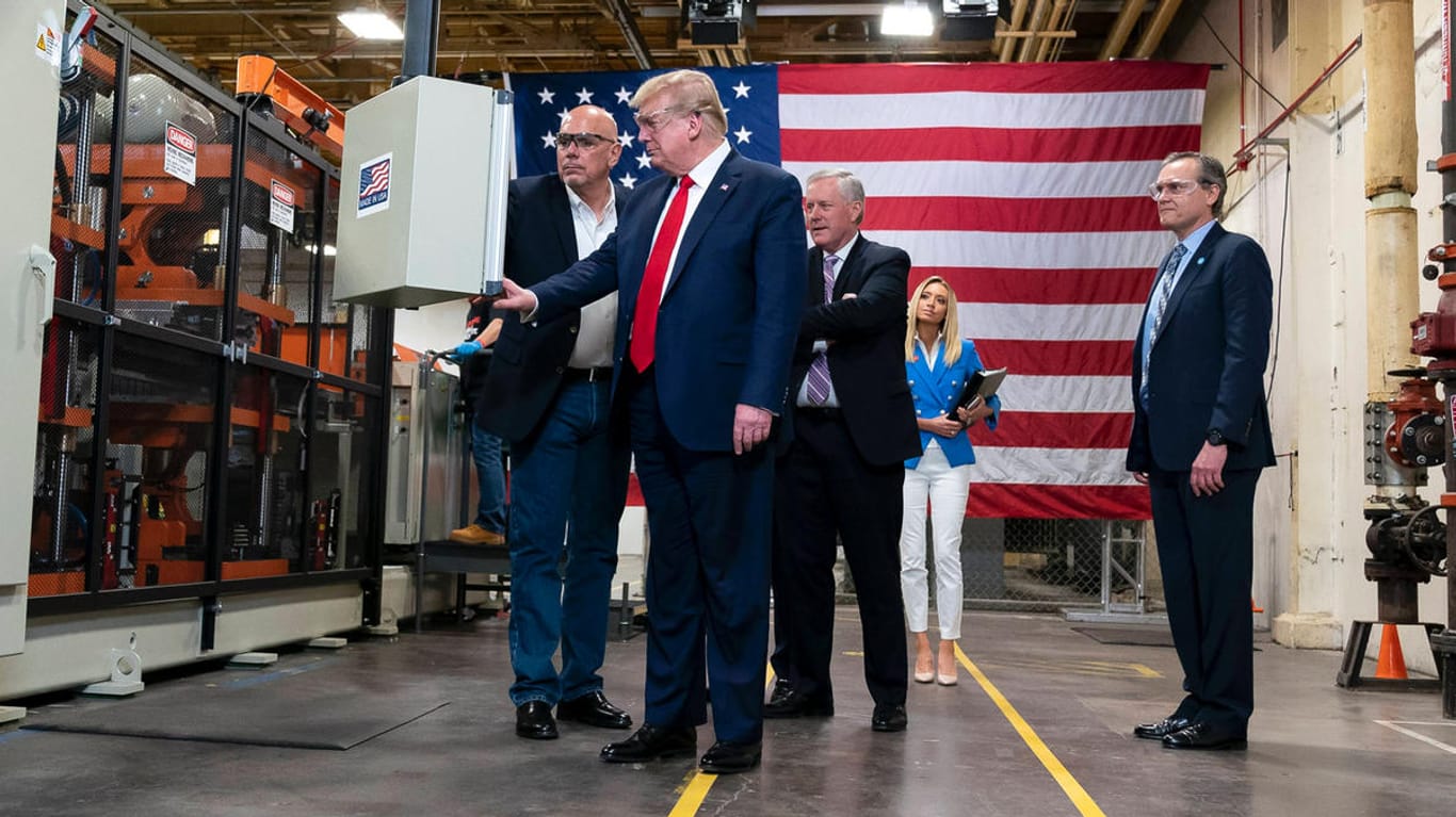 US-Präsident Donald Trump besucht eine Fabrik: Die Industrieproduktion in den USA ist dramatisch eingebrochen.