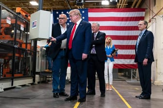US-Präsident Donald Trump besucht eine Fabrik: Die Industrieproduktion in den USA ist dramatisch eingebrochen.
